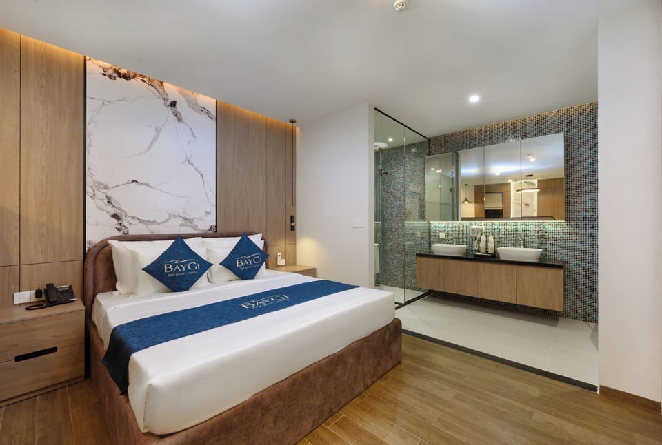 Executive Double Room | Minibar, desk, laptop workspace, blackout drapes
