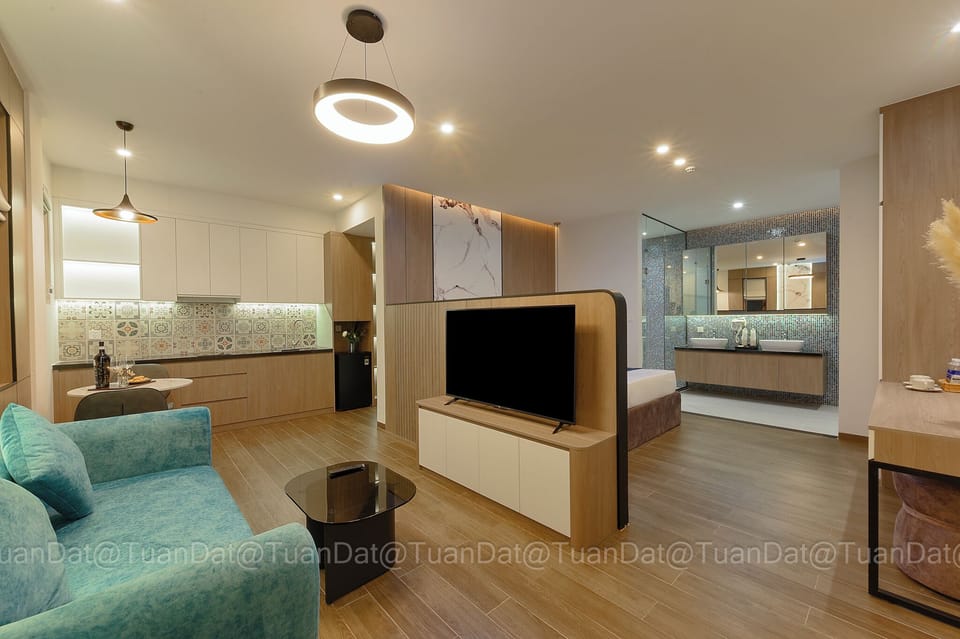 Executive Double Room | Living room | 40-inch flat-screen TV with cable channels