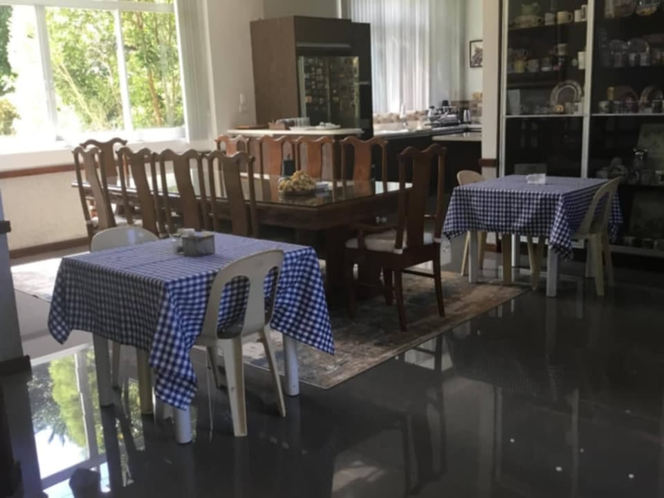 Room, 1 Bedroom, Balcony, Garden View | Dining room