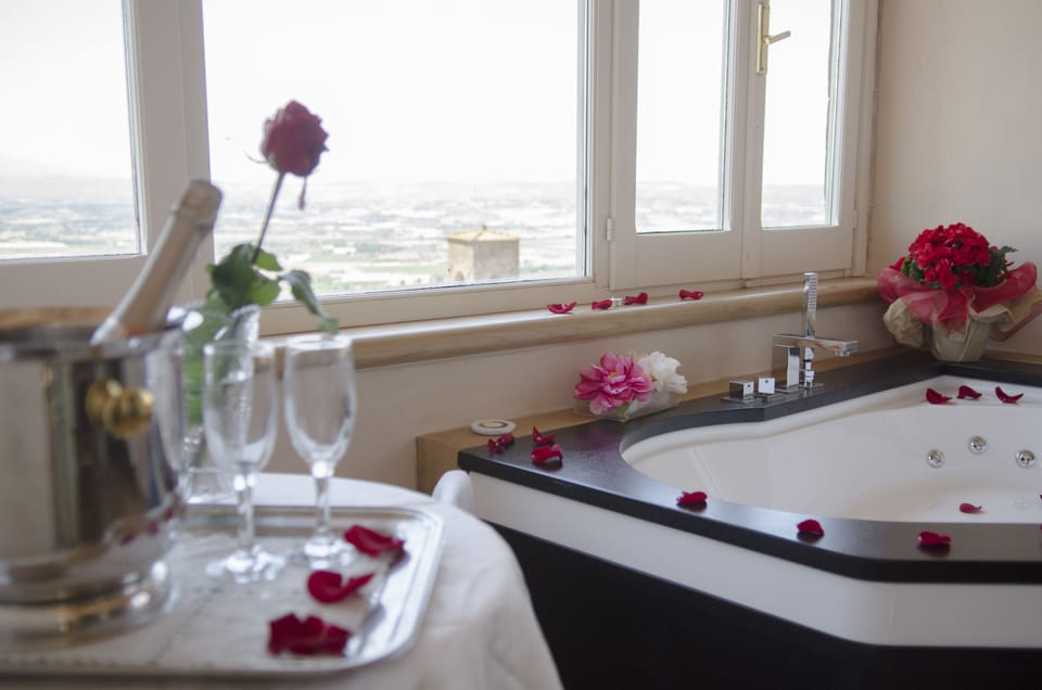 Couples treatment rooms, hot tub, massages