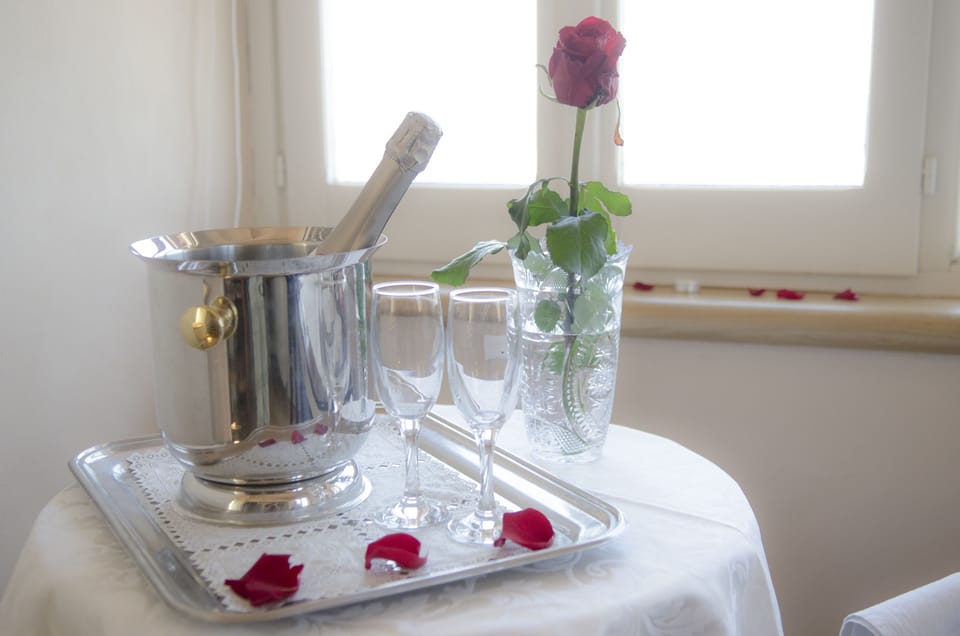 Couples treatment rooms, hot tub, massages
