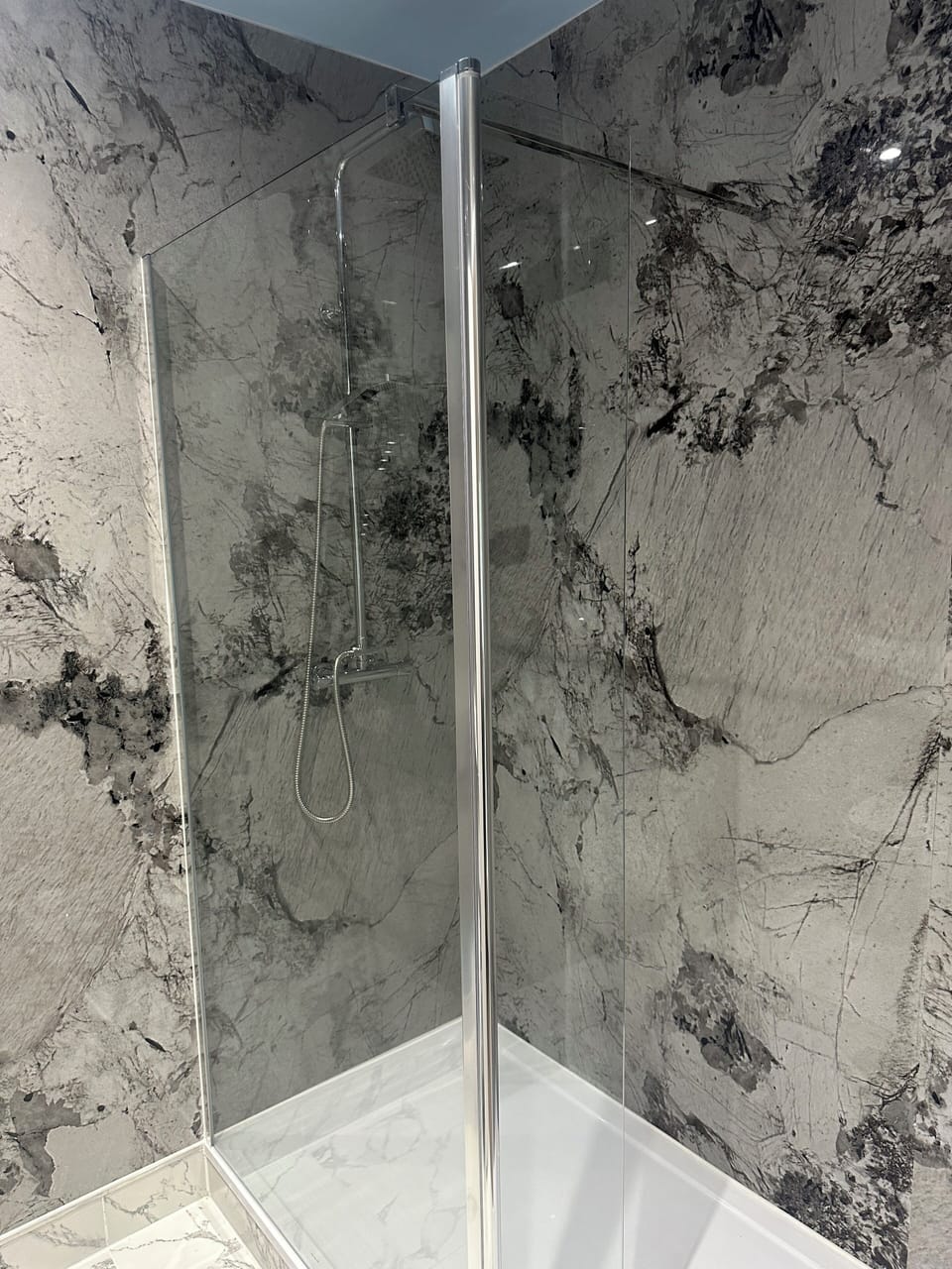 Panoramic Room | Bathroom | Combined shower/tub, hair dryer, towels