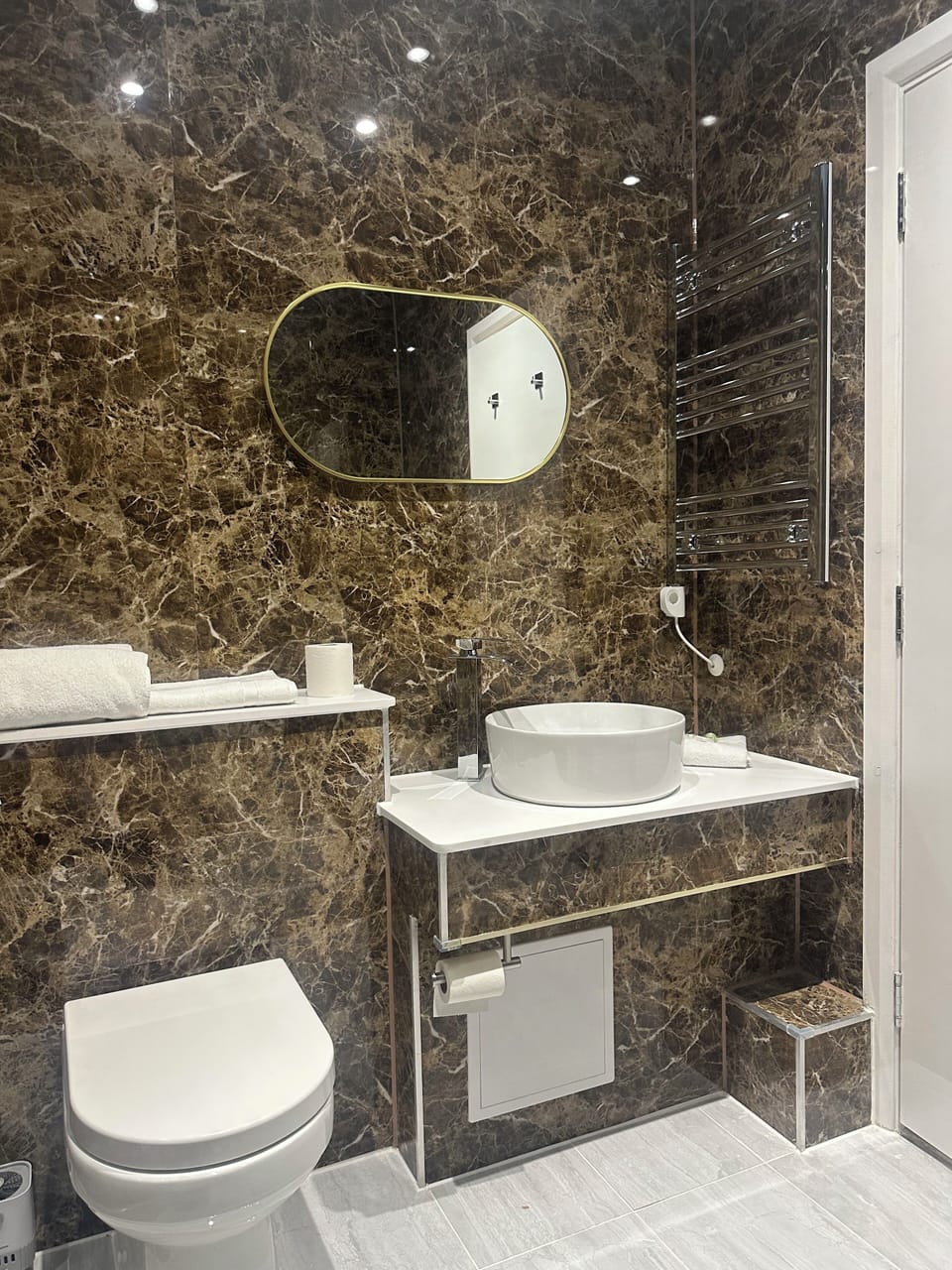 Panoramic Room | Bathroom | Combined shower/tub, hair dryer, towels