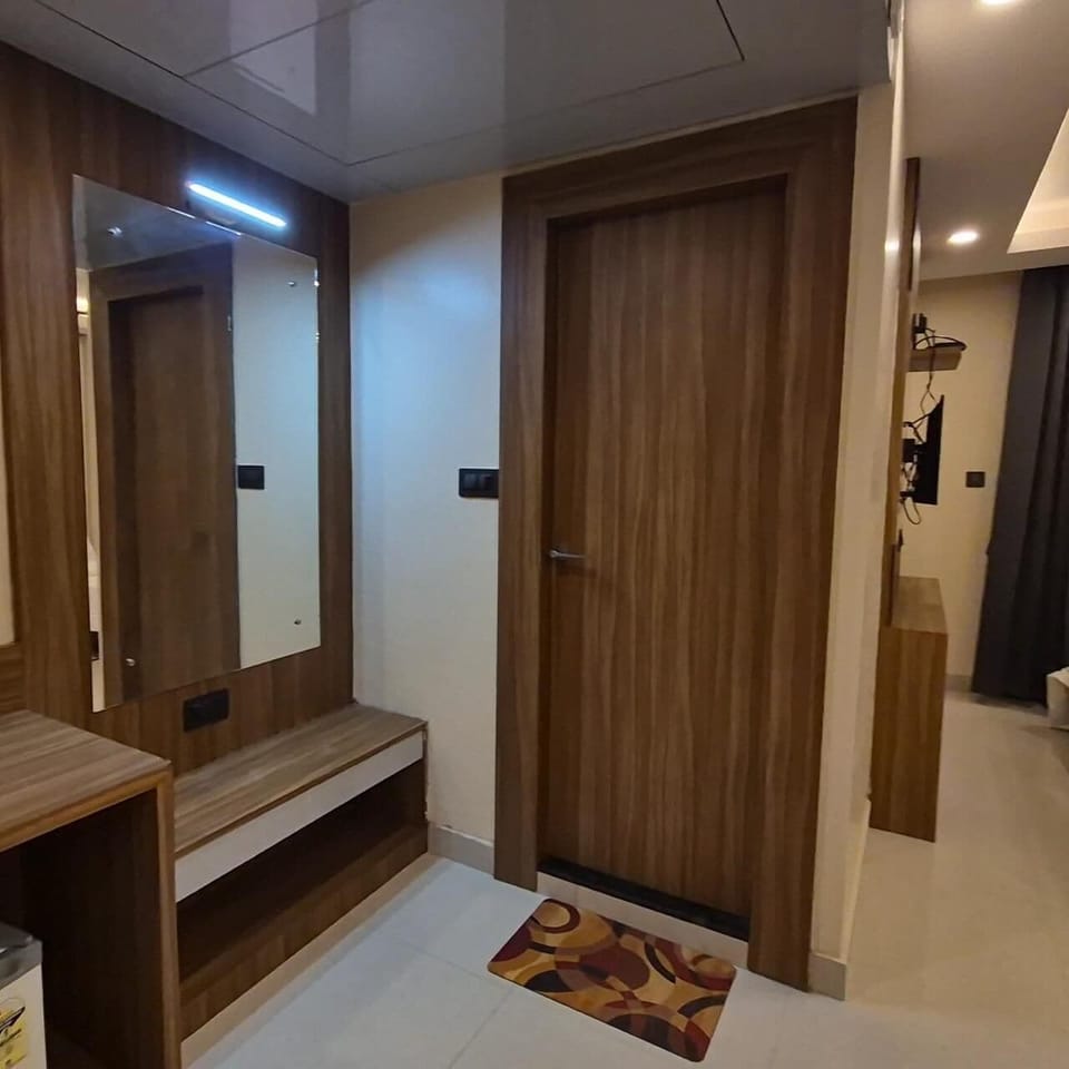 Deluxe Double Room, Balcony, City View | Living area