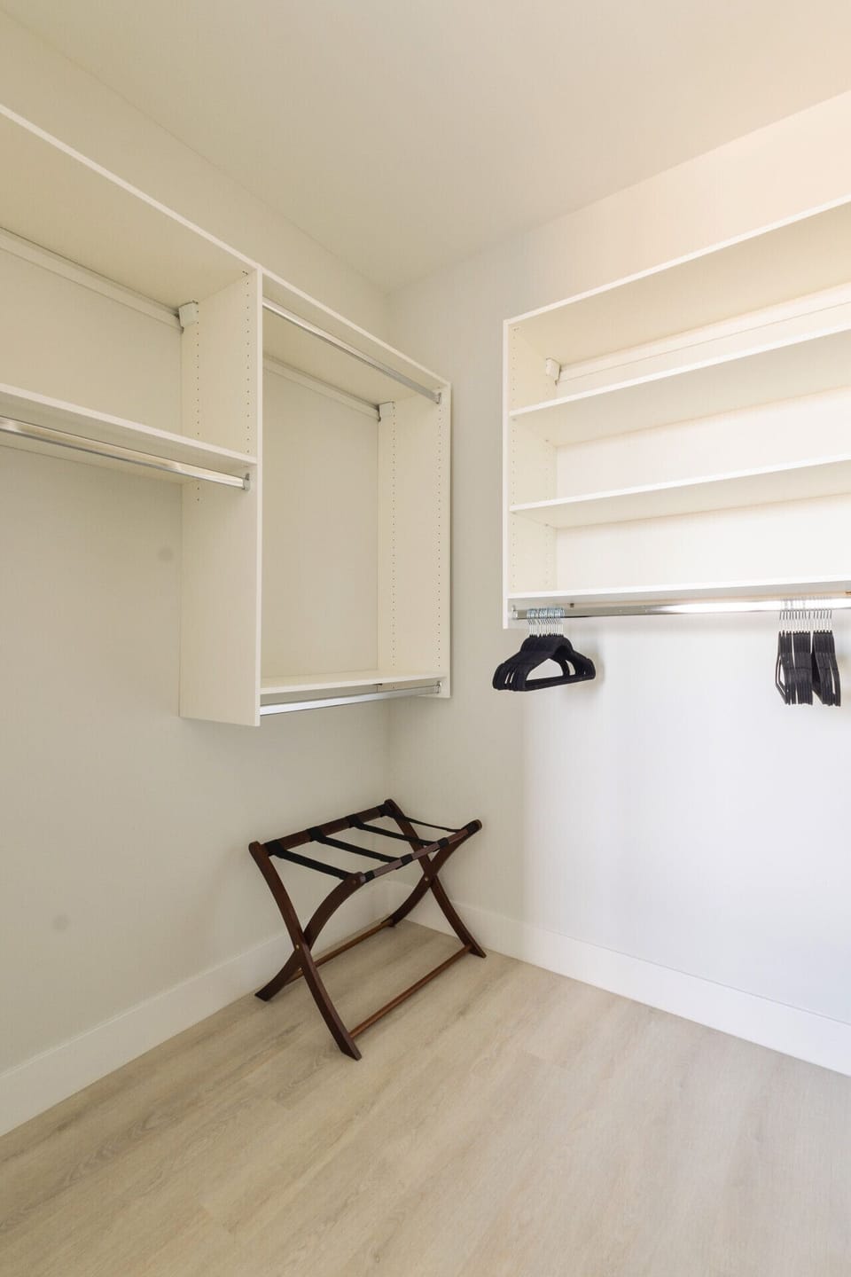 Closet with hangers and luggage rack
