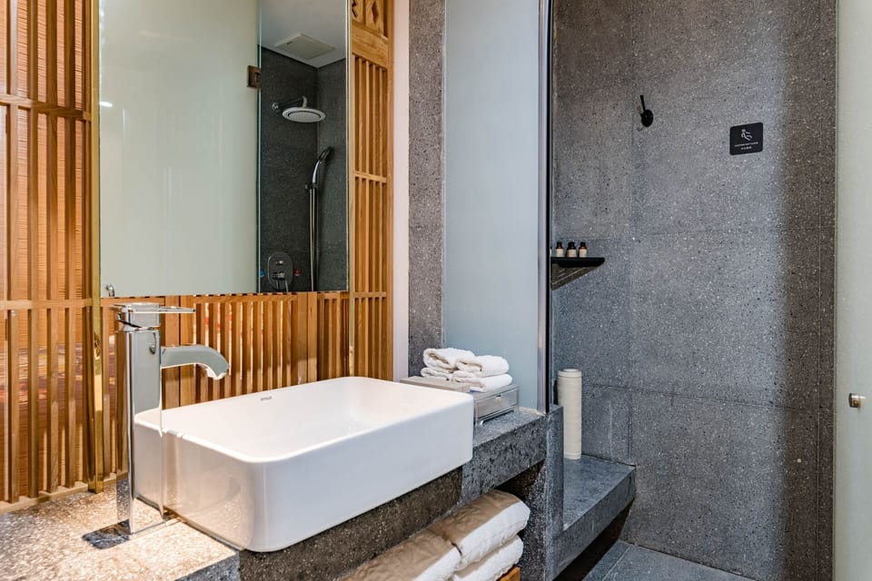 Family Room | Bathroom | Shower, free toiletries, hair dryer, slippers