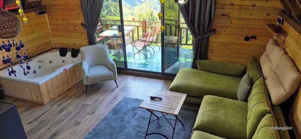 Deluxe Bungalow, Patio, Valley View | Living area