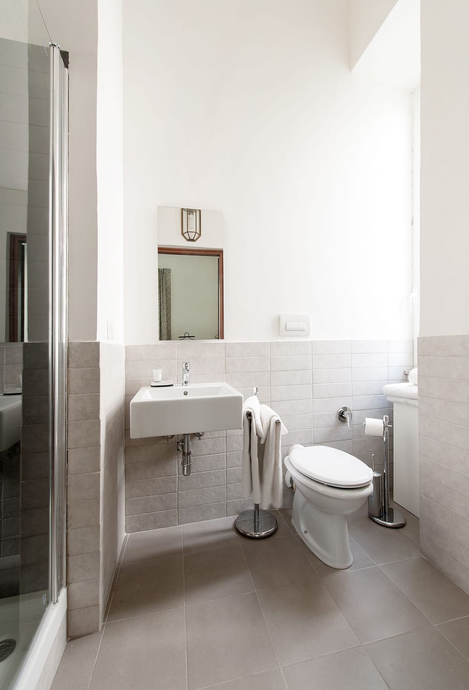 Shower, free toiletries, hair dryer, bidet