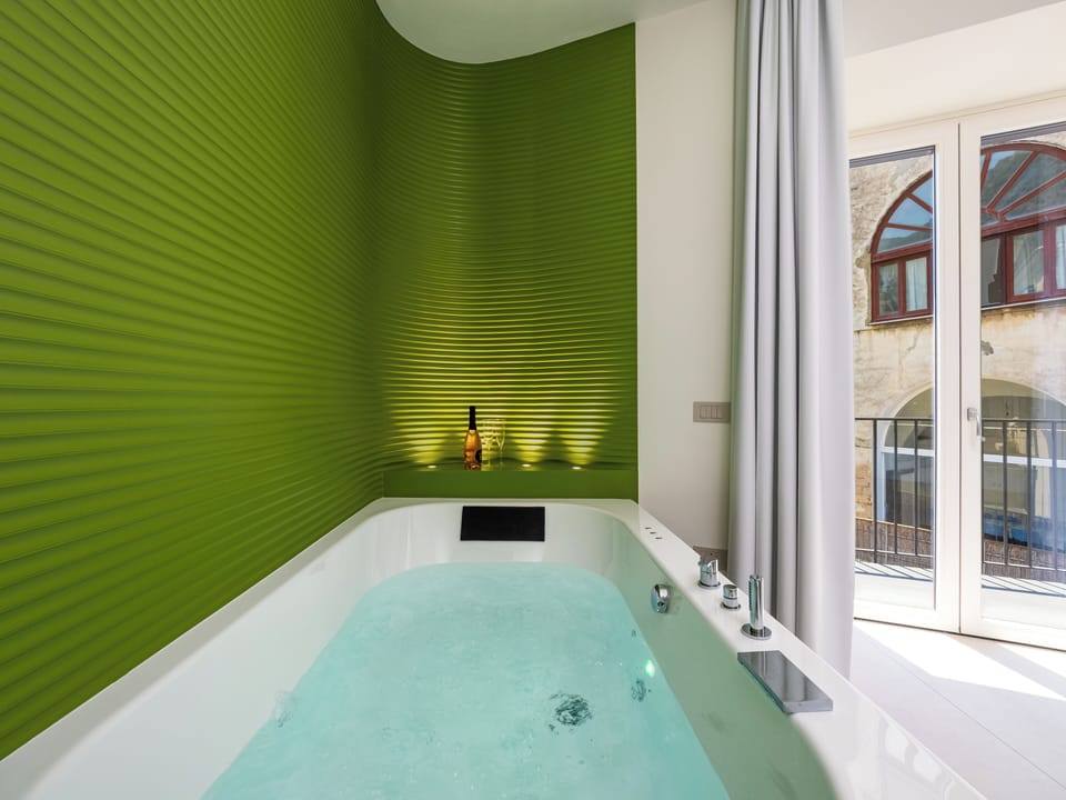 Luxury Suite, Balcony, City View | Private spa tub