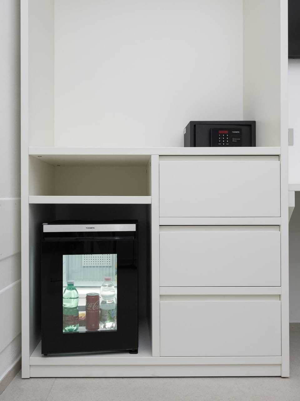 Deluxe Room | Mini-refrigerator