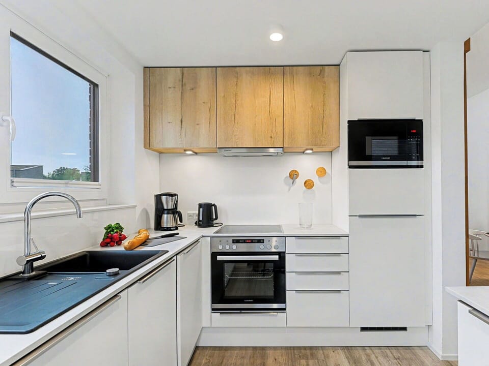 Kitchen Appliance, Kitchen, Countertop, Cabinetry, Major Appliance, Home Appliance, Interior Design, Flooring, Furniture, Wood