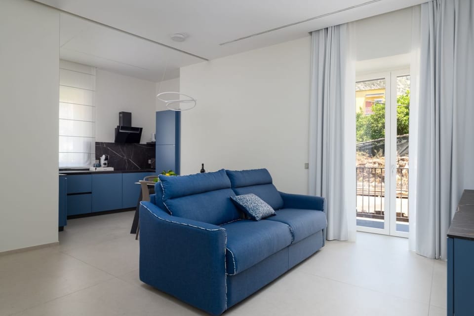 Blue Sky Luxury Palace – King Blue | Modern, near the Beach & Train Station Apartment hotel in Piano di Sorrento