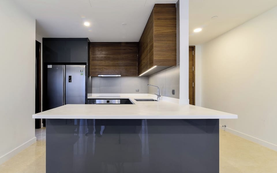 Full-size fridge, microwave, oven, stovetop