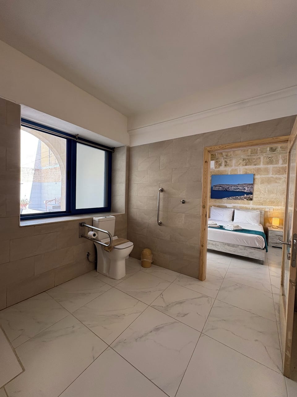 Classic Double Room, Roll-in Shower | Bathroom | Shower, hair dryer, slippers, towels