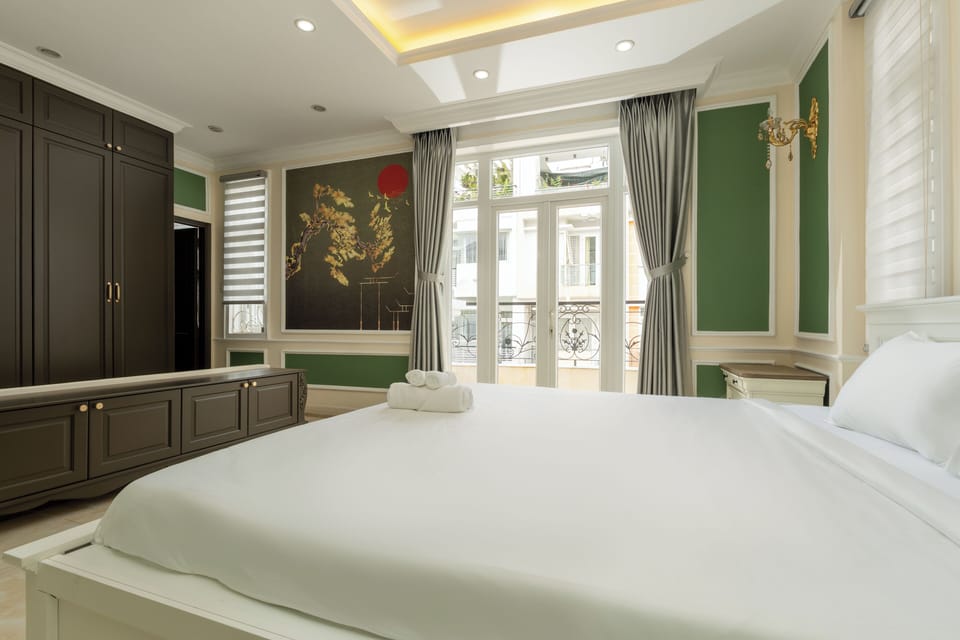 Premier Suite, 1 Bedroom, Club Lounge Access, City View | Egyptian cotton sheets, premium bedding, down comforters
