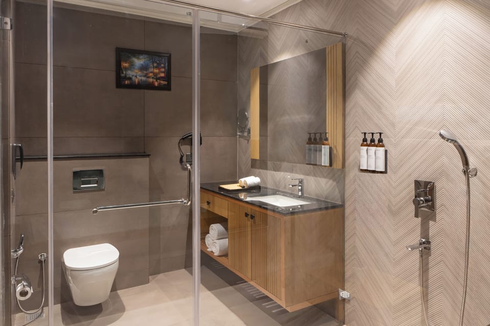 Deluxe Twin Room | Bathroom | Bathtub, free toiletries, hair dryer, slippers