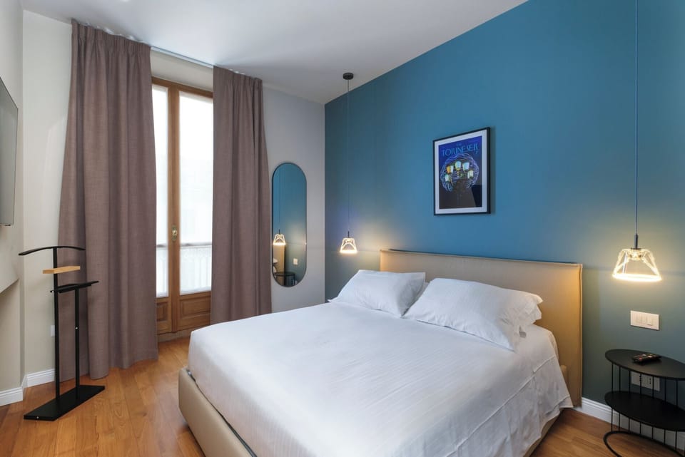 Deluxe Room | In-room safe, desk, blackout drapes, soundproofing