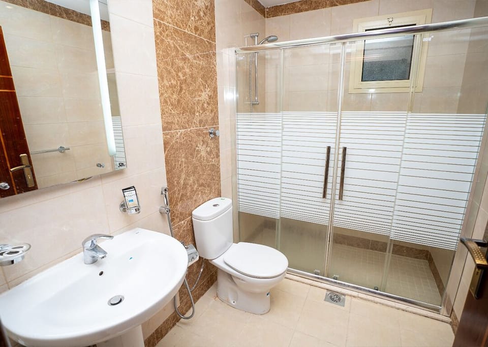 Combined shower/tub, free toiletries, towels, soap