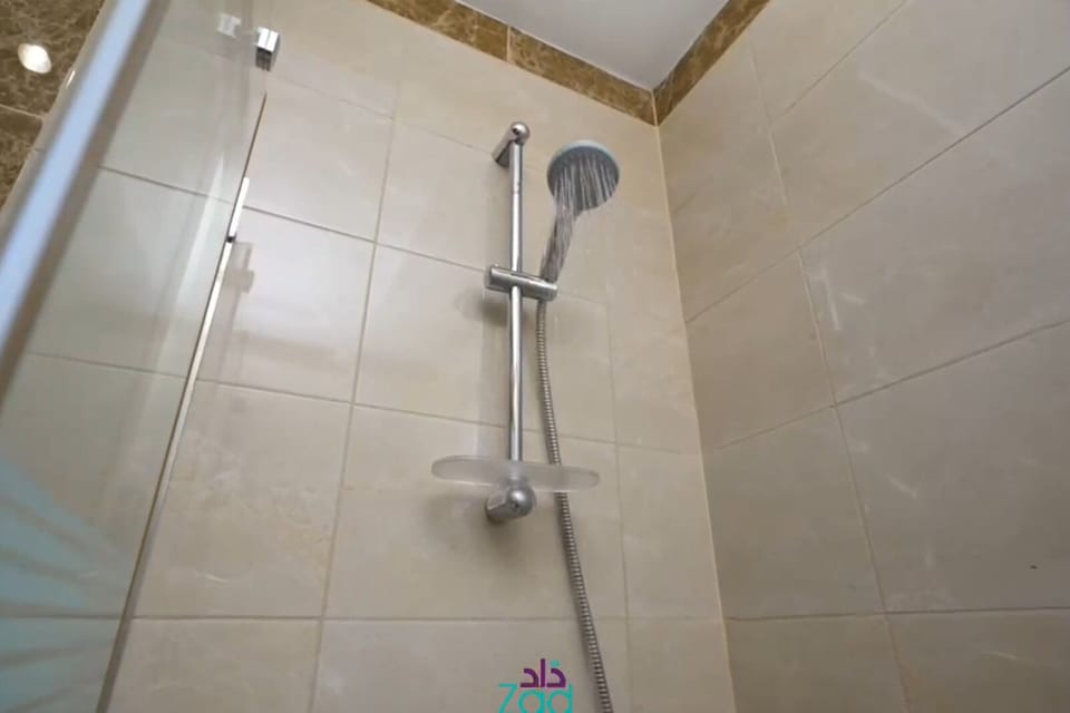 Combined shower/tub, free toiletries, towels, soap