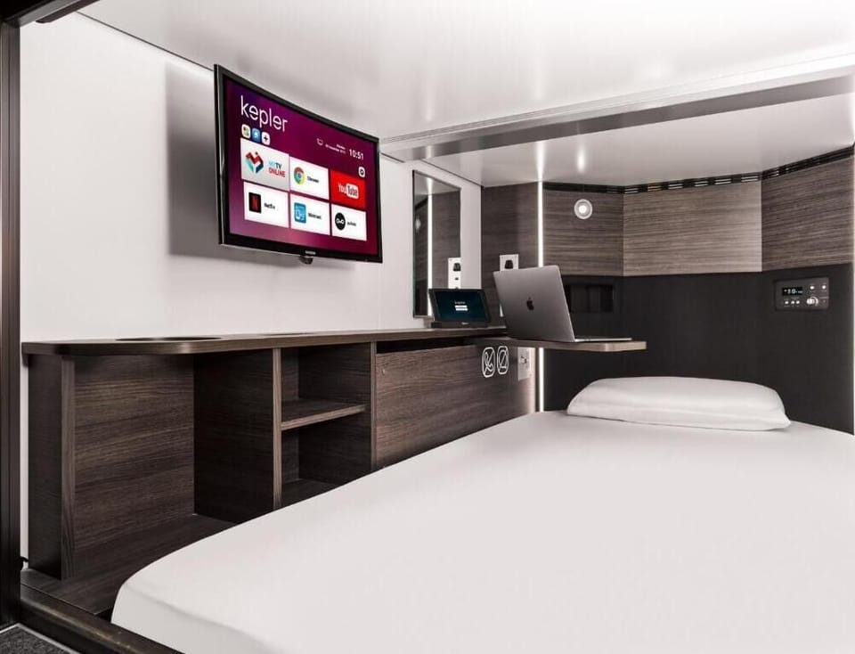 Desk, laptop workspace, soundproofing, WiFi (free)
