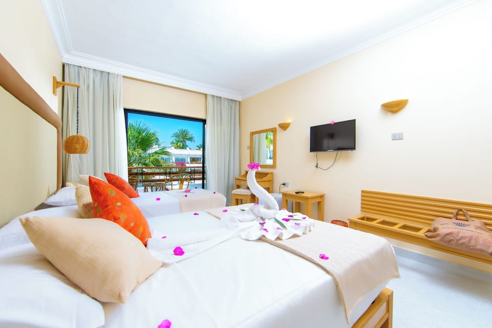 Superior Room | Minibar, in-room safe, desk, iron/ironing board