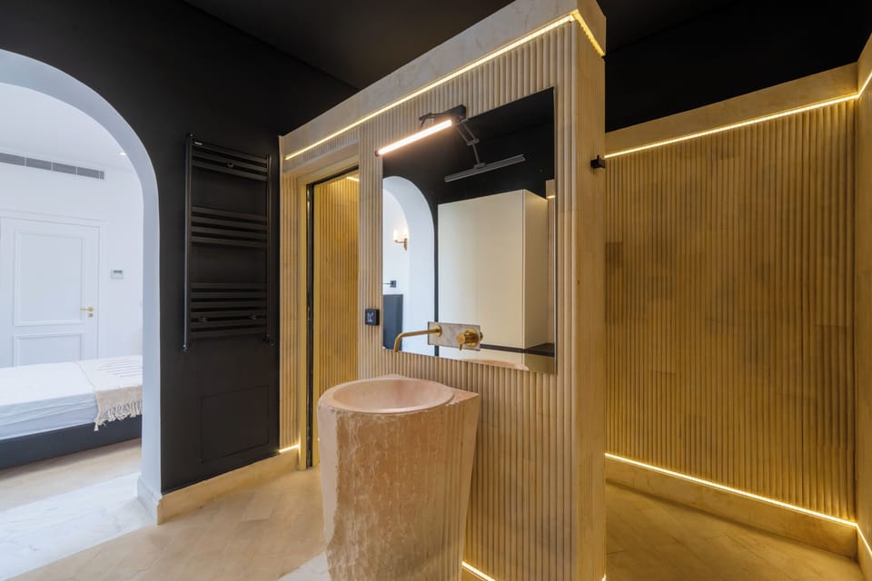Superior Double Room | Bathroom | Separate tub and shower, free toiletries, hair dryer, bidet