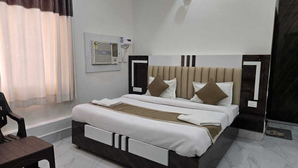 Deluxe Apartment, Mobility Accessible, Non Smoking | In-room safe, laptop workspace, soundproofing
