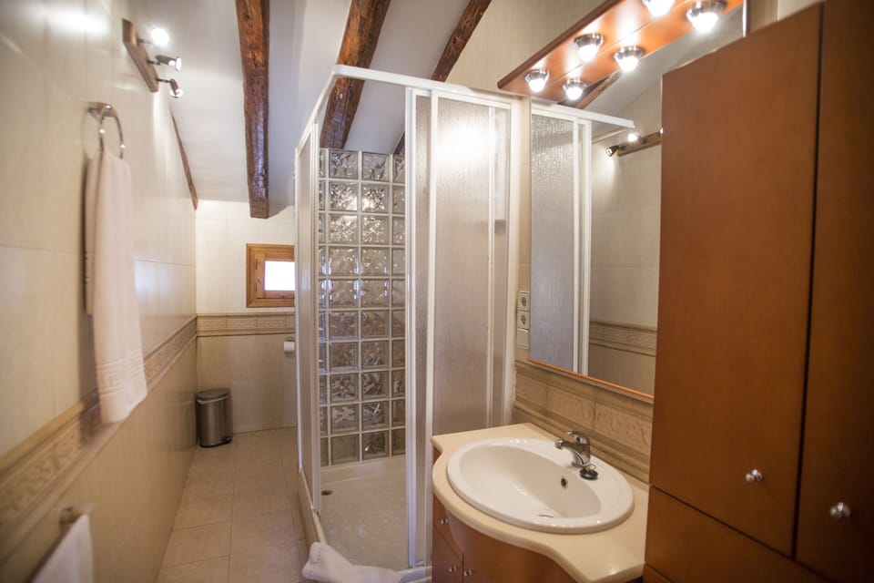 Traditional House, 2 Bedrooms | 3 bedrooms, down comforters, Tempur-Pedic beds, desk