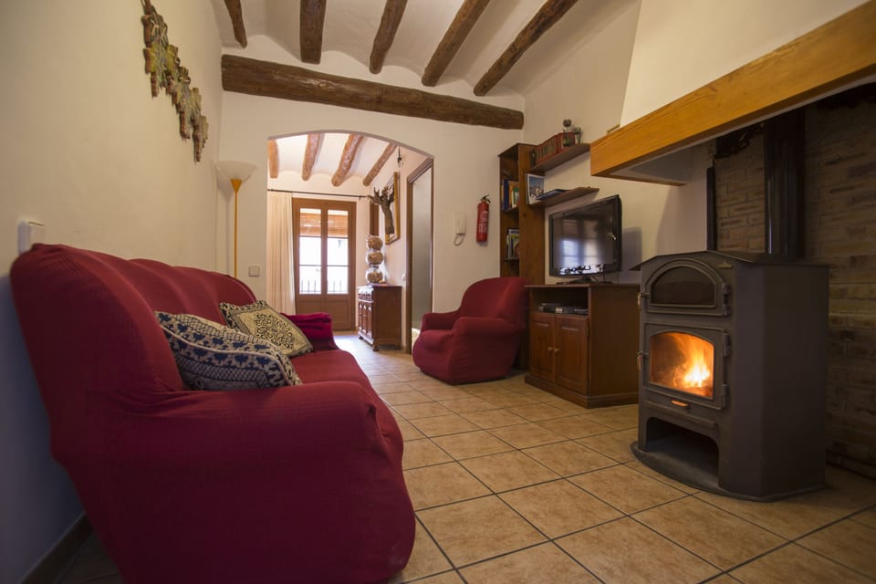 Traditional House, 2 Bedrooms | Living room | Flat-screen TV, fireplace