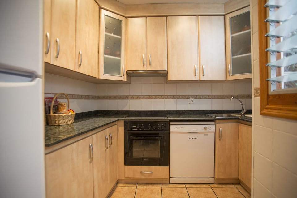 Traditional House, 2 Bedrooms | Private kitchen | Full-size fridge, microwave, oven, stovetop