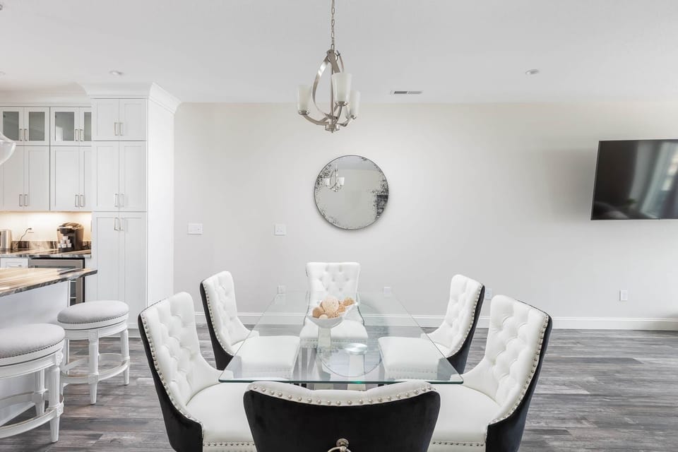 That house kitchen table mirror