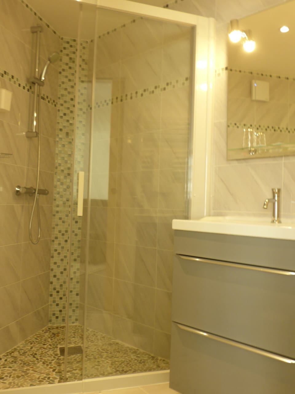 Standard Studio | Bathroom | Hair dryer, towels, soap, shampoo
