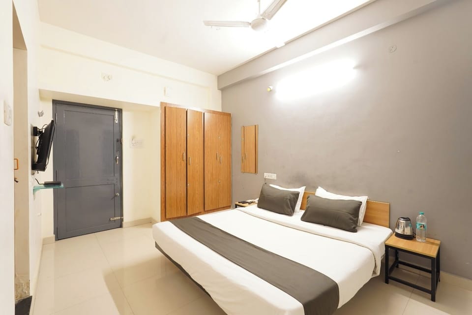 Deluxe Room | Pillowtop beds, desk, free WiFi