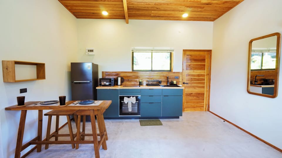 Studio, 1 Queen Bed | Living area