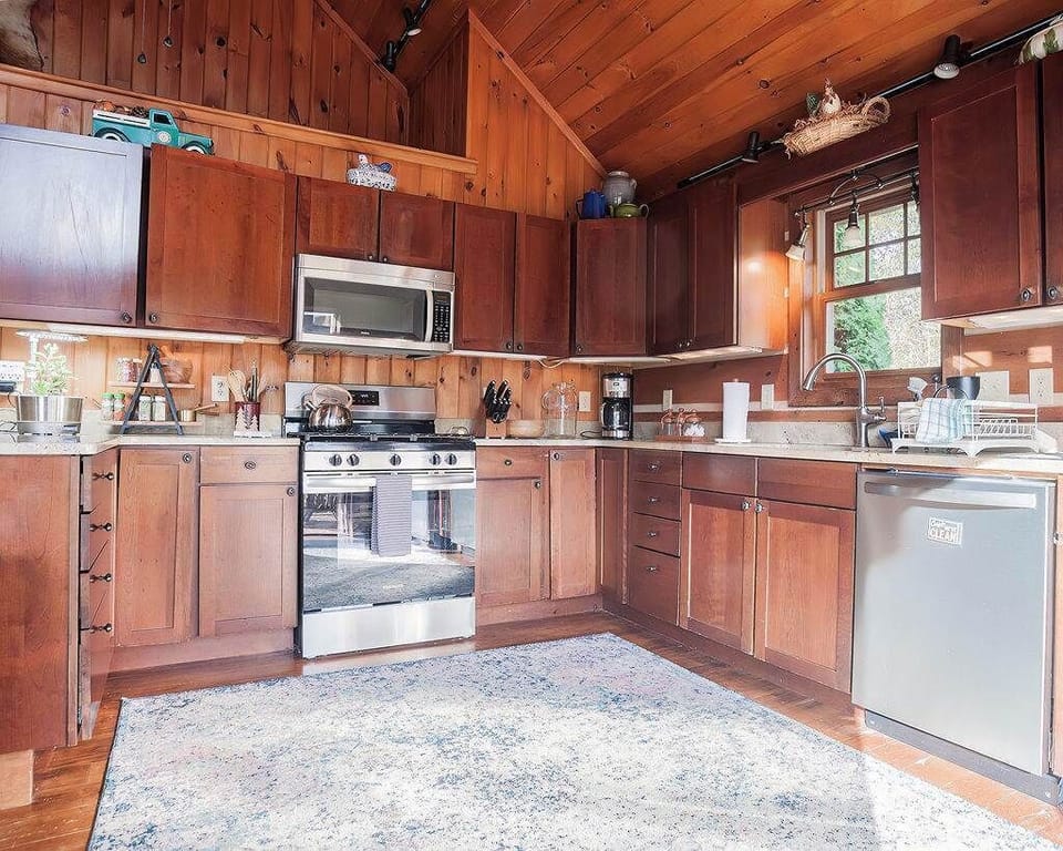 Kitchen Equipped with Gas Range 