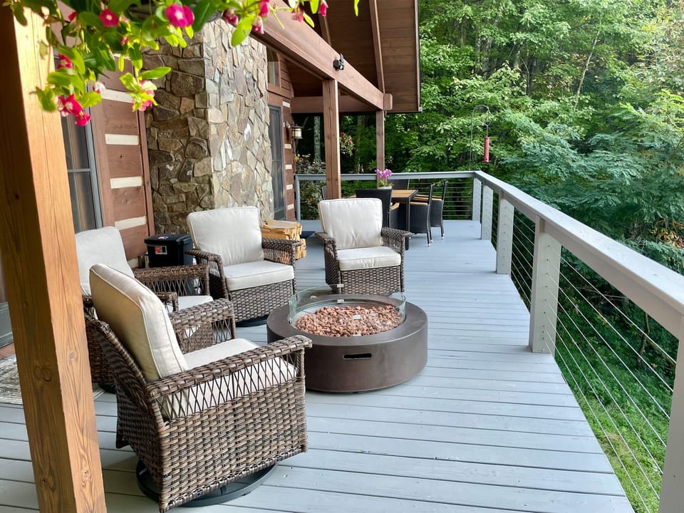 Summer at the cabin with outdoor dining for 6