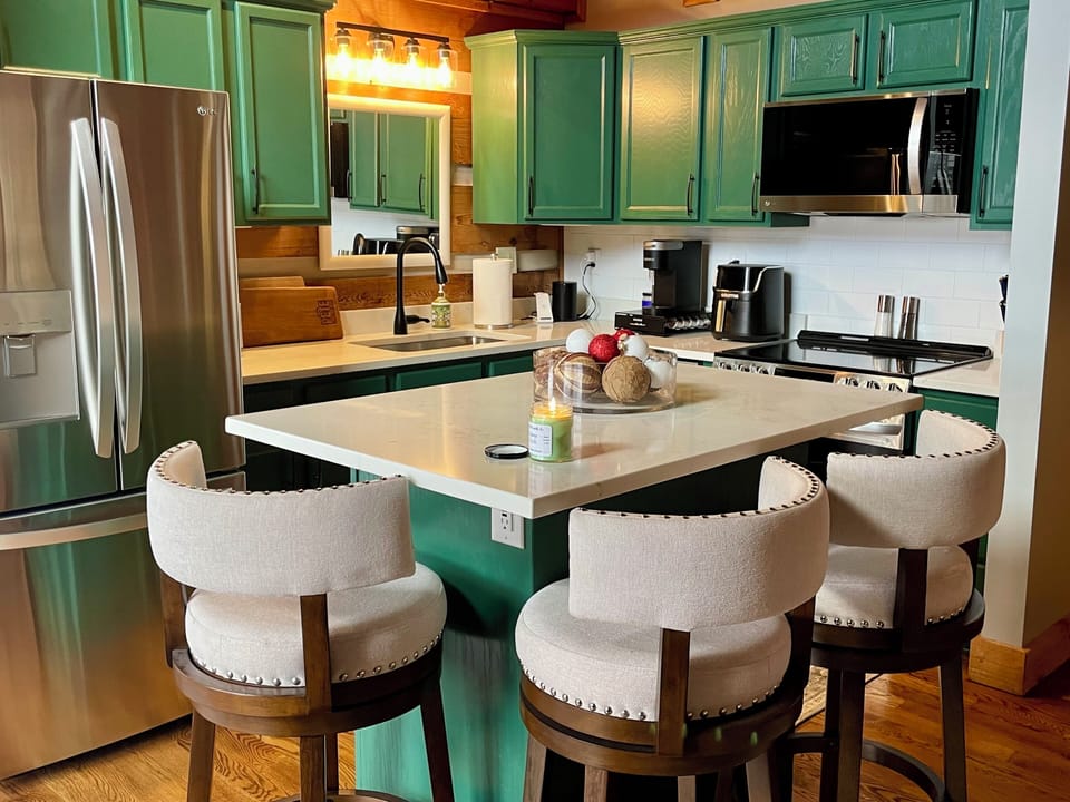 Kitchen with 4 person seating at Island