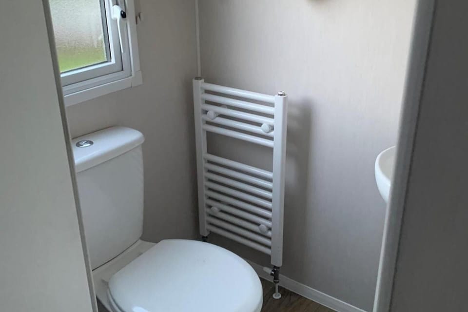 3 Bed Cabin - Sleeps 6 - Wifi, Free Parking, Pets Cabin in Dymchurch