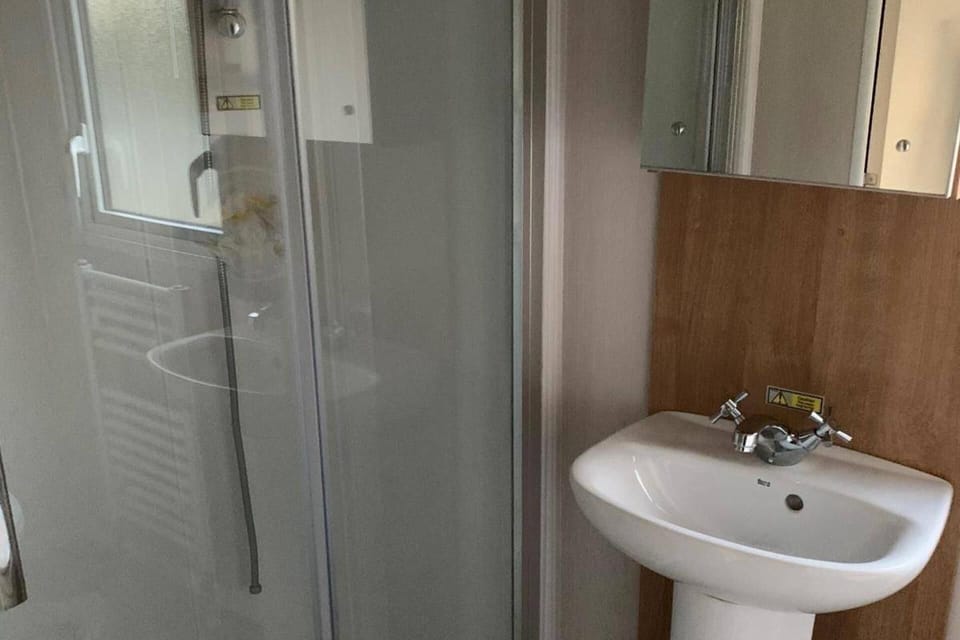 Shower, free toiletries, toilet paper