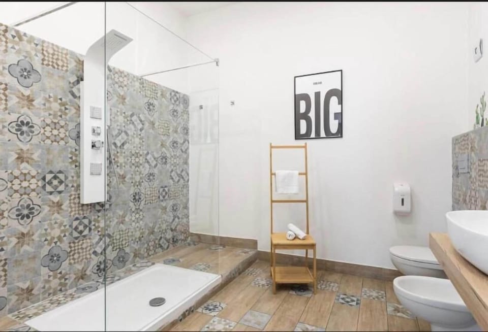 Luxury Quadruple Room, Balcony | Bathroom | Shower, hair dryer, bidet, towels
