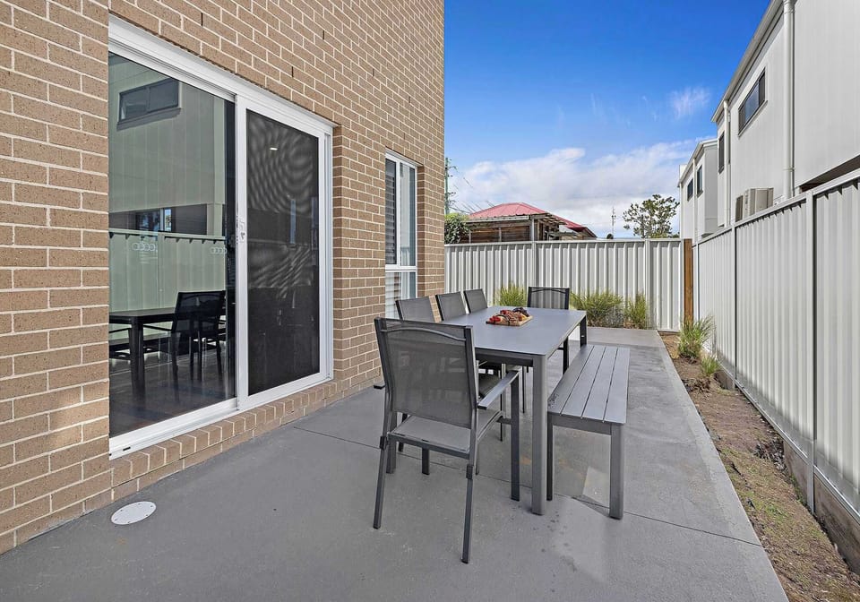 Haus on Moore  |  Outdoor dining - Pet friendly space