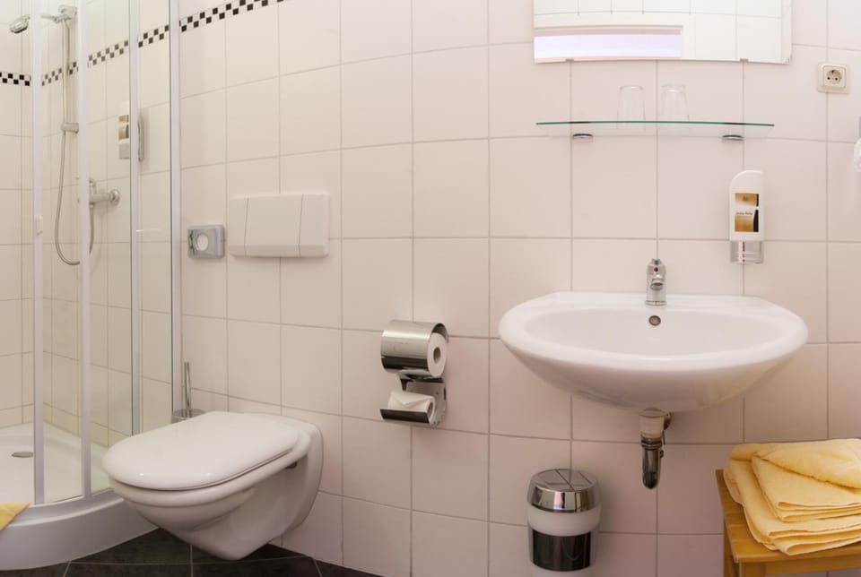 Standard Double Room | Bathroom | Shower, towels