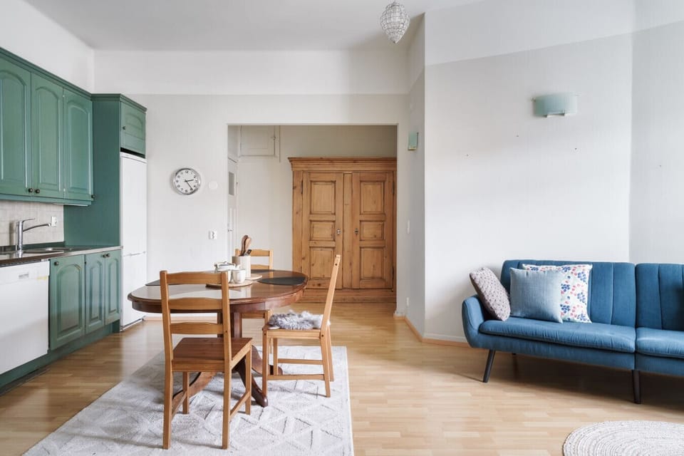 Start your mornings effortlessly with the provided coffee maker, toaster, and kettle for a quick breakfast.
