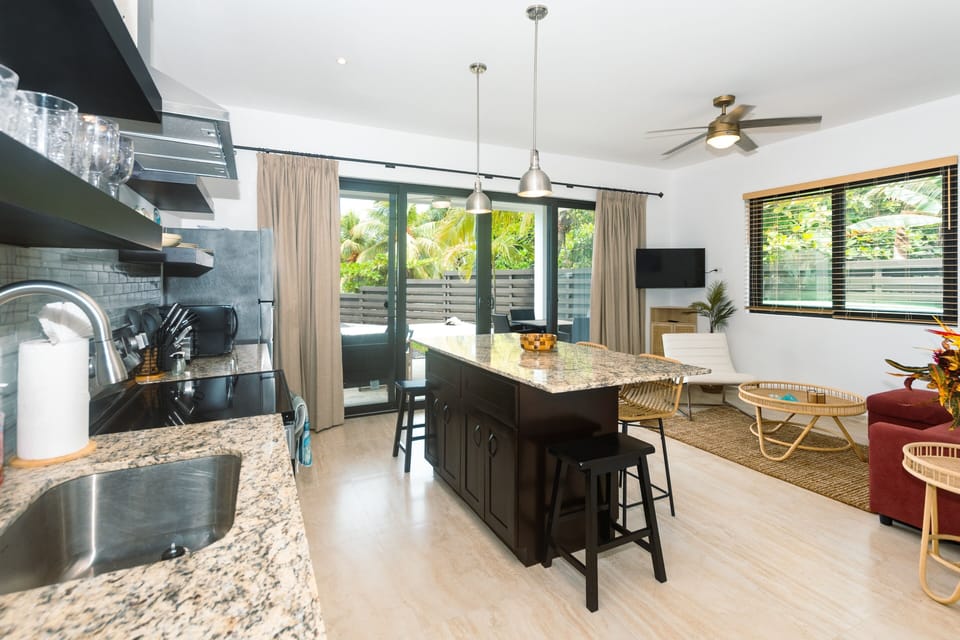 Condo, 1 Bedroom | Private kitchen | Fridge, oven, coffee/tea maker, toaster