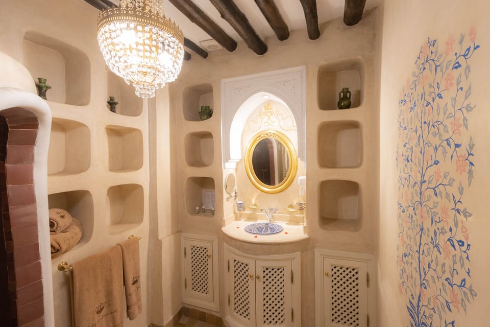 Standard Twin Room | Bathroom | Shower, free toiletries, hair dryer, bathrobes