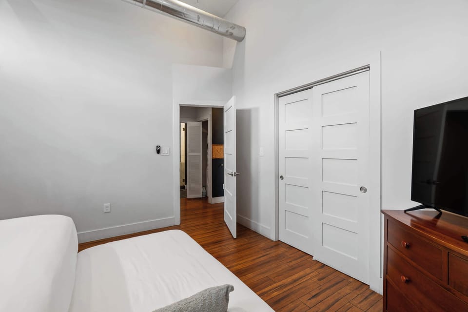 Inviting Bedroom with 1 Queen bed and 1 Single bed