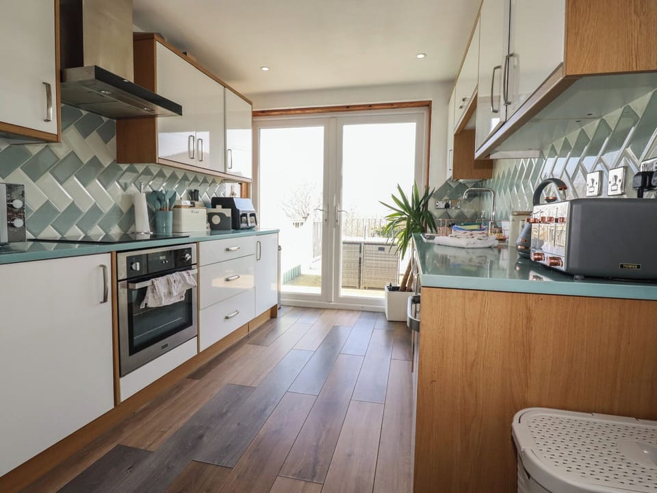 Cottage | Private kitchen | Dishwasher, cookware/dishes/utensils