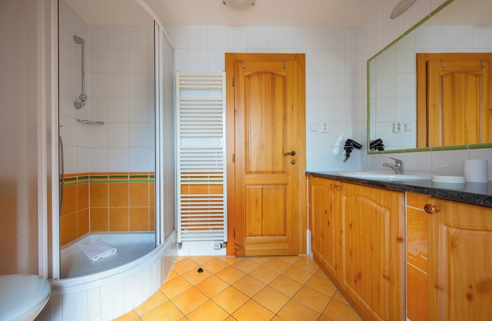 Family Studio | Bathroom | Shower, towels