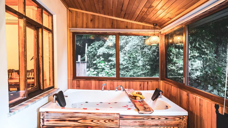 Comfort Villa, Mountain View | Desk, laptop workspace, free WiFi, bed sheets