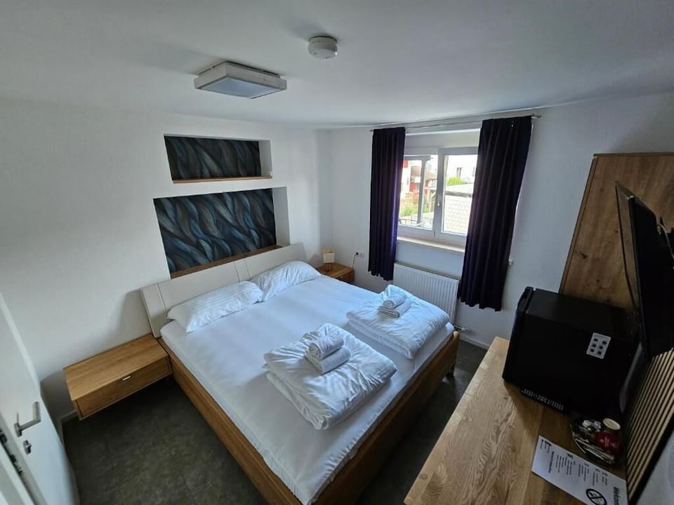 In-room safe, desk, free WiFi